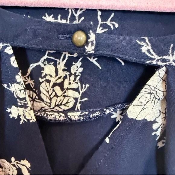 JODIFL Navy Floral Print Keyhole Long Sleeve Blouse - Size Small - Picture 4 of 7